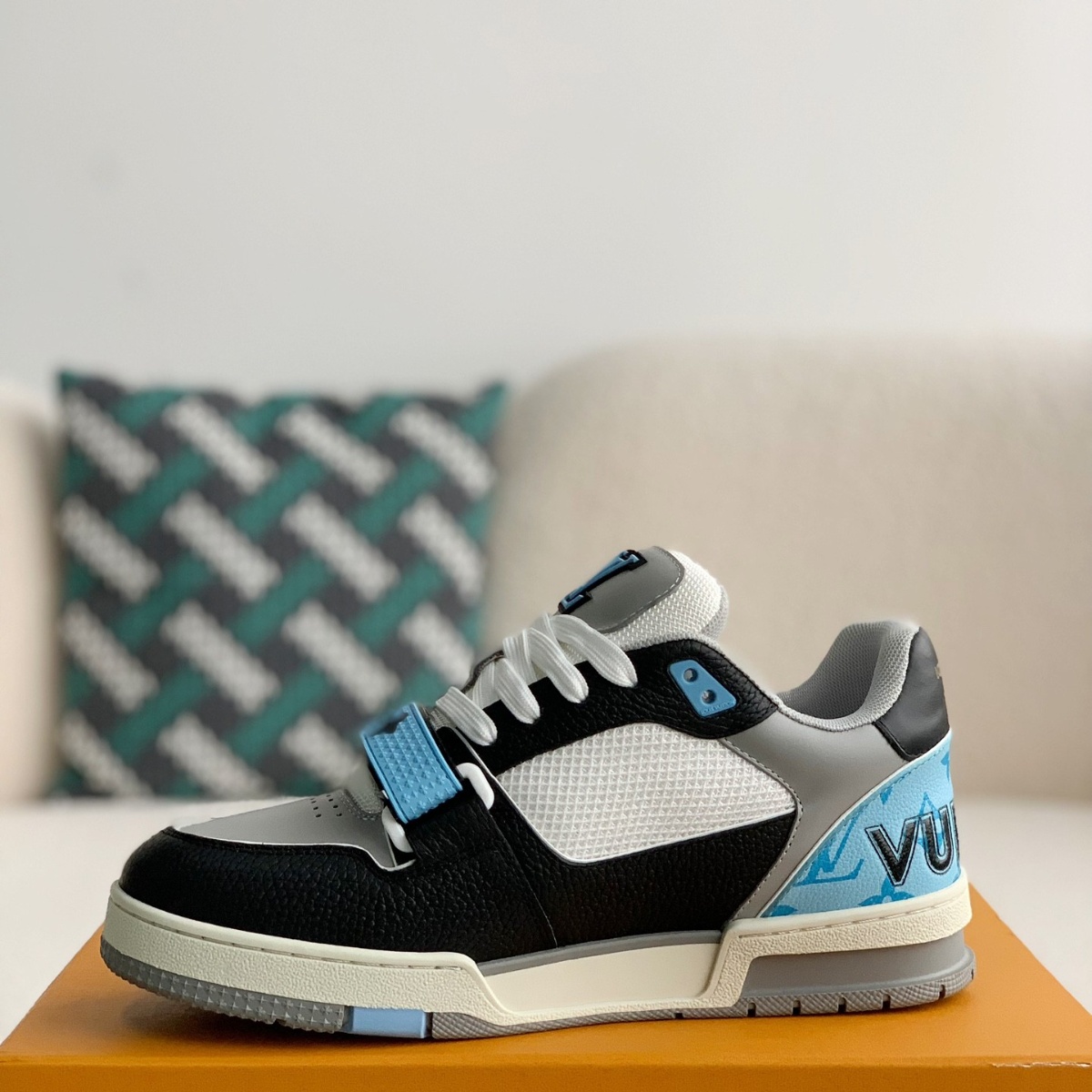 Trainer Black Blue Monogram Flower