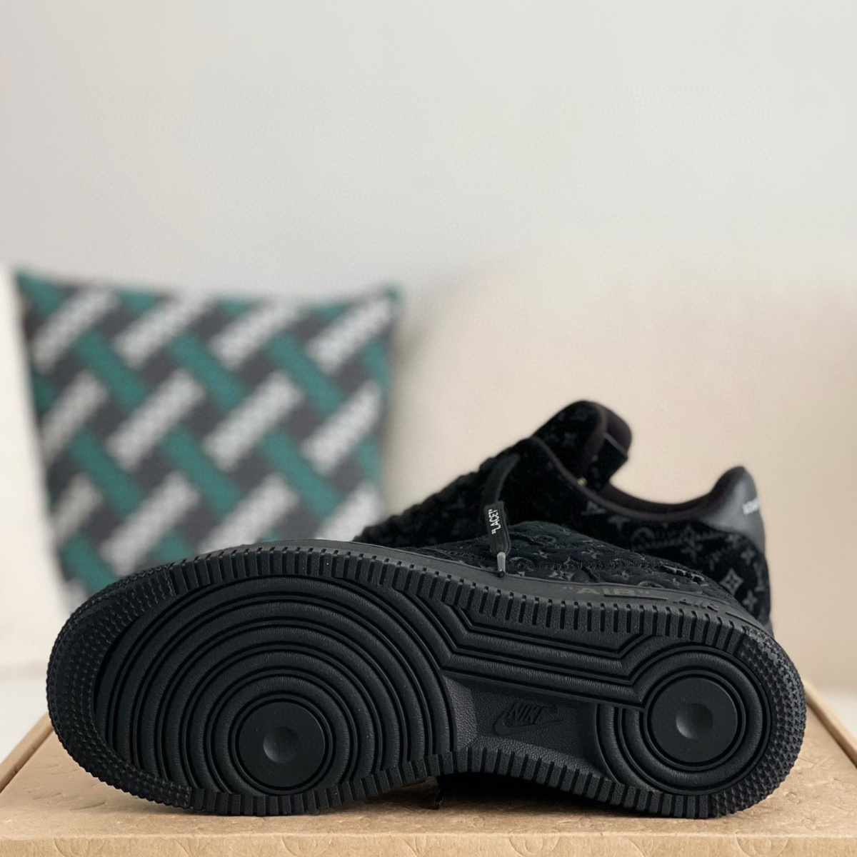 Black\White Lettering Sneakers