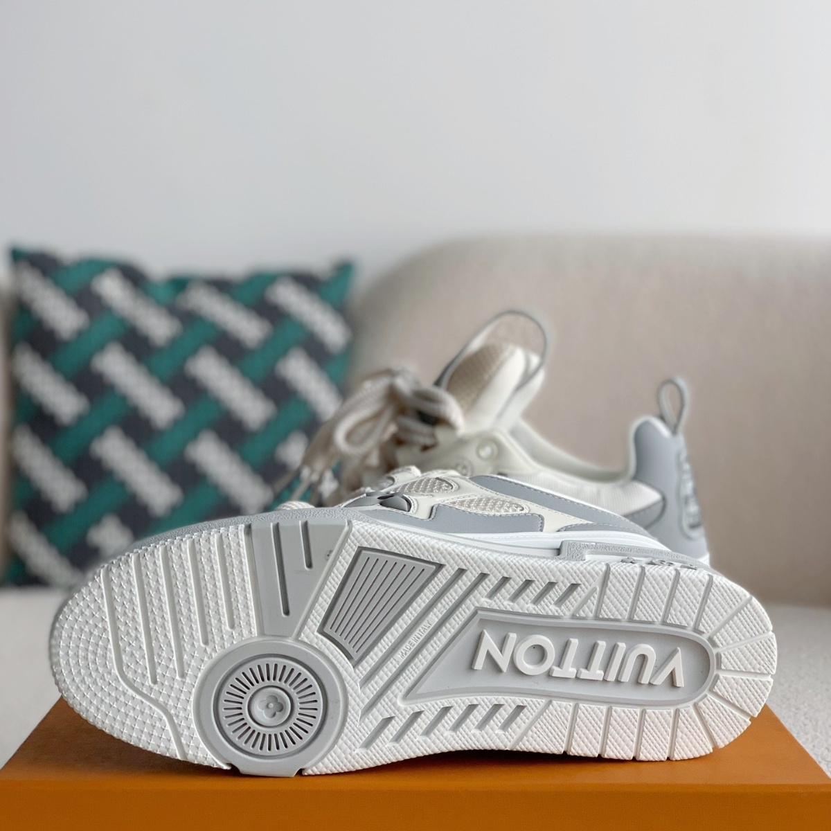 Monogram Trainer Hellgrauer Sneaker