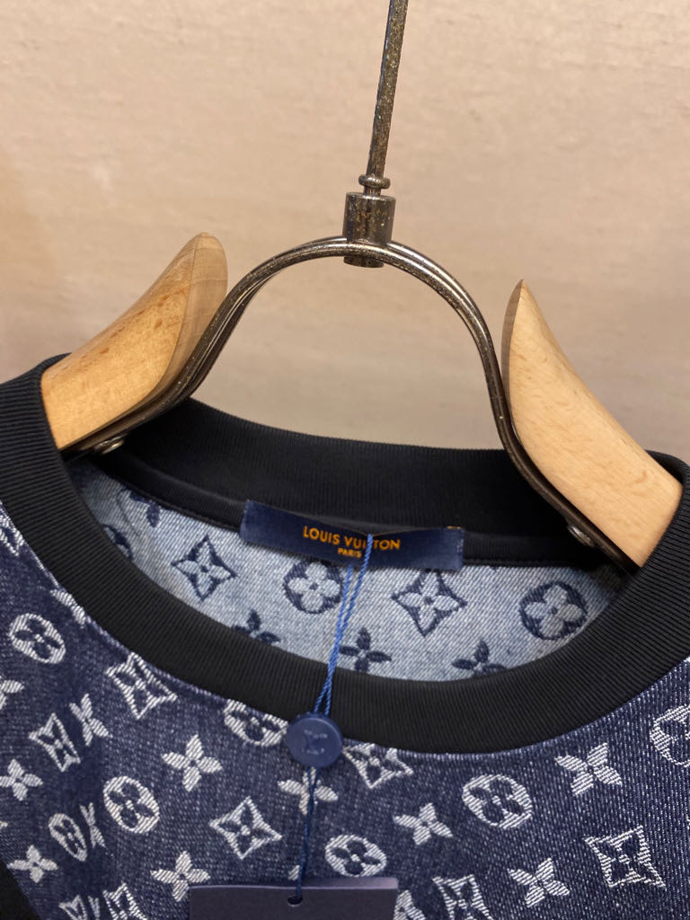 Monochrome wave stitching round neck T-shirt