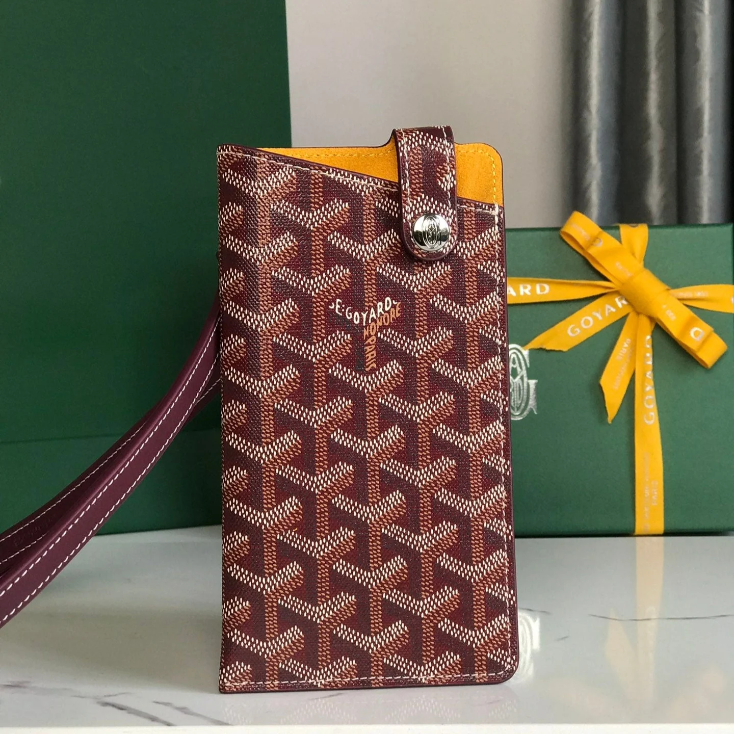 Gm Case 18 In Burgundy Canvas