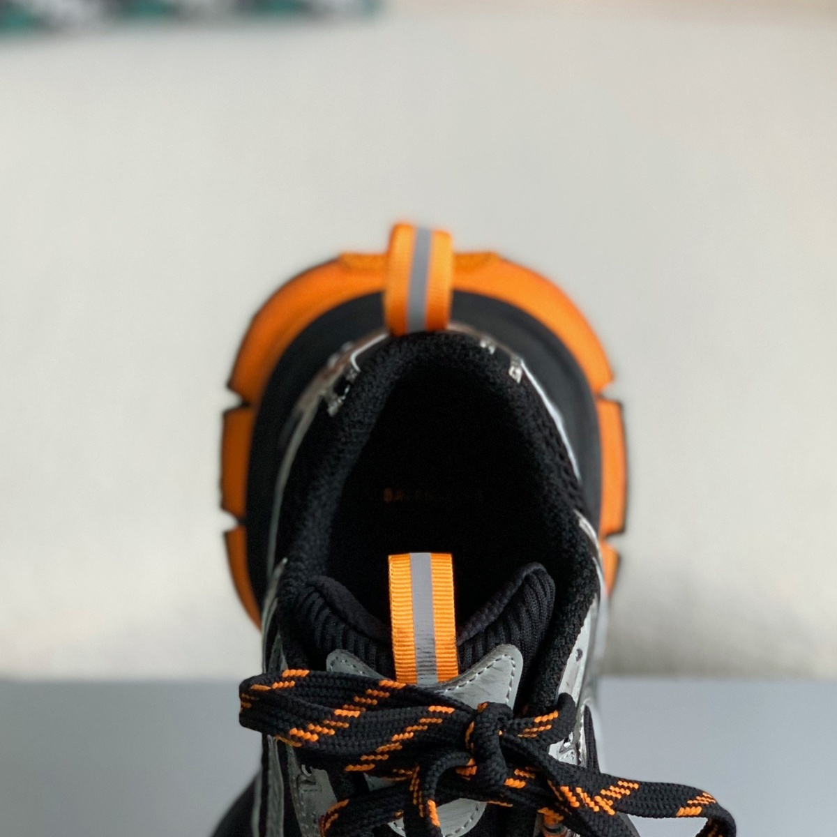 Sneaker 'Worn-Out - Black Orange'