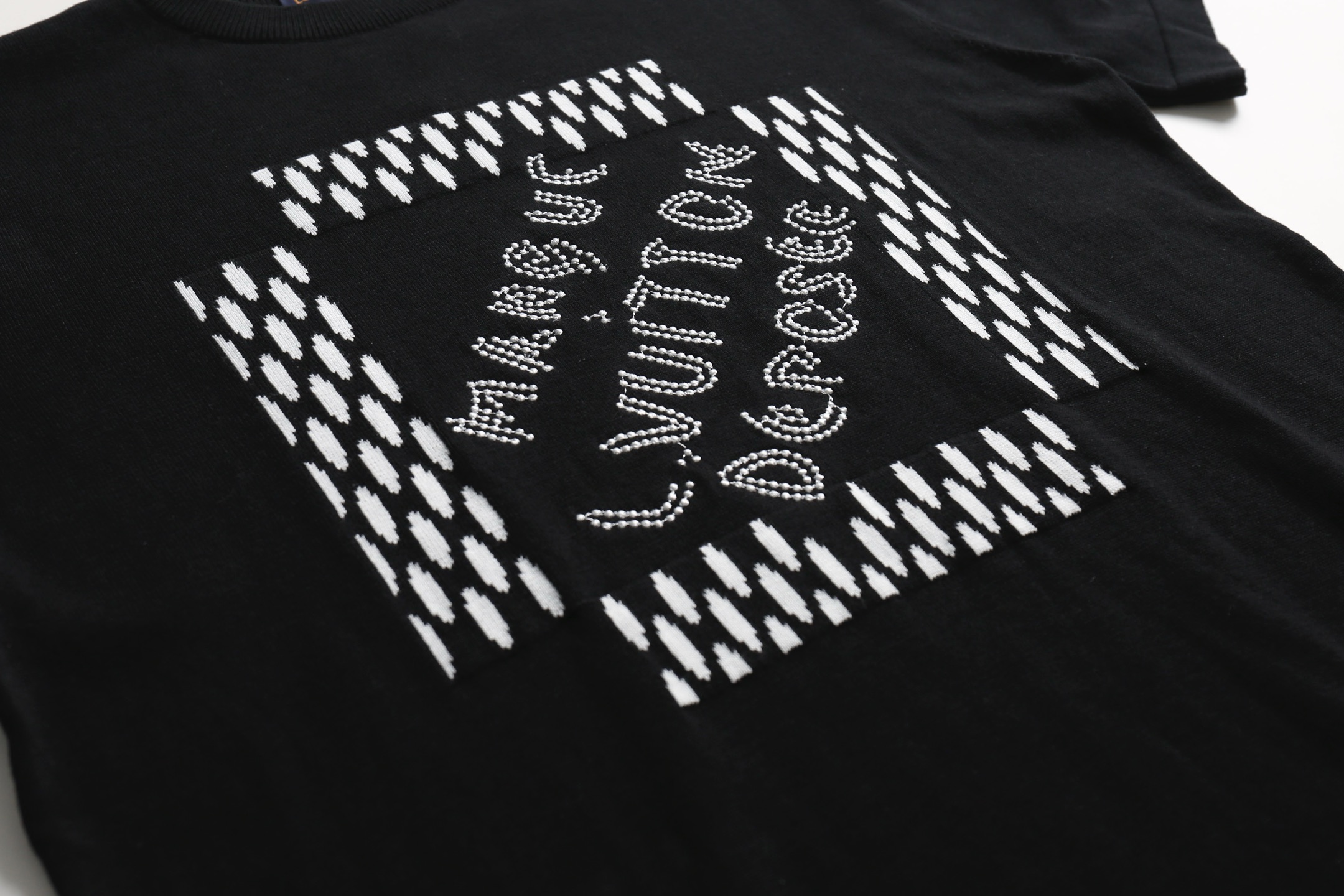 3D embroidered T-shirt