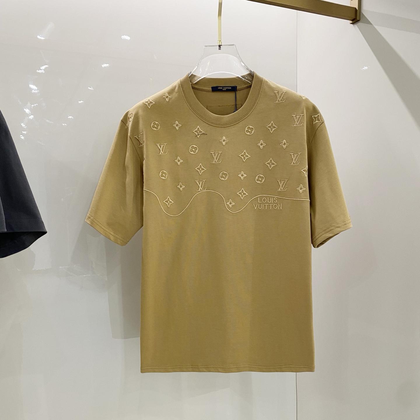 Embroidered patch graphic T-shirt