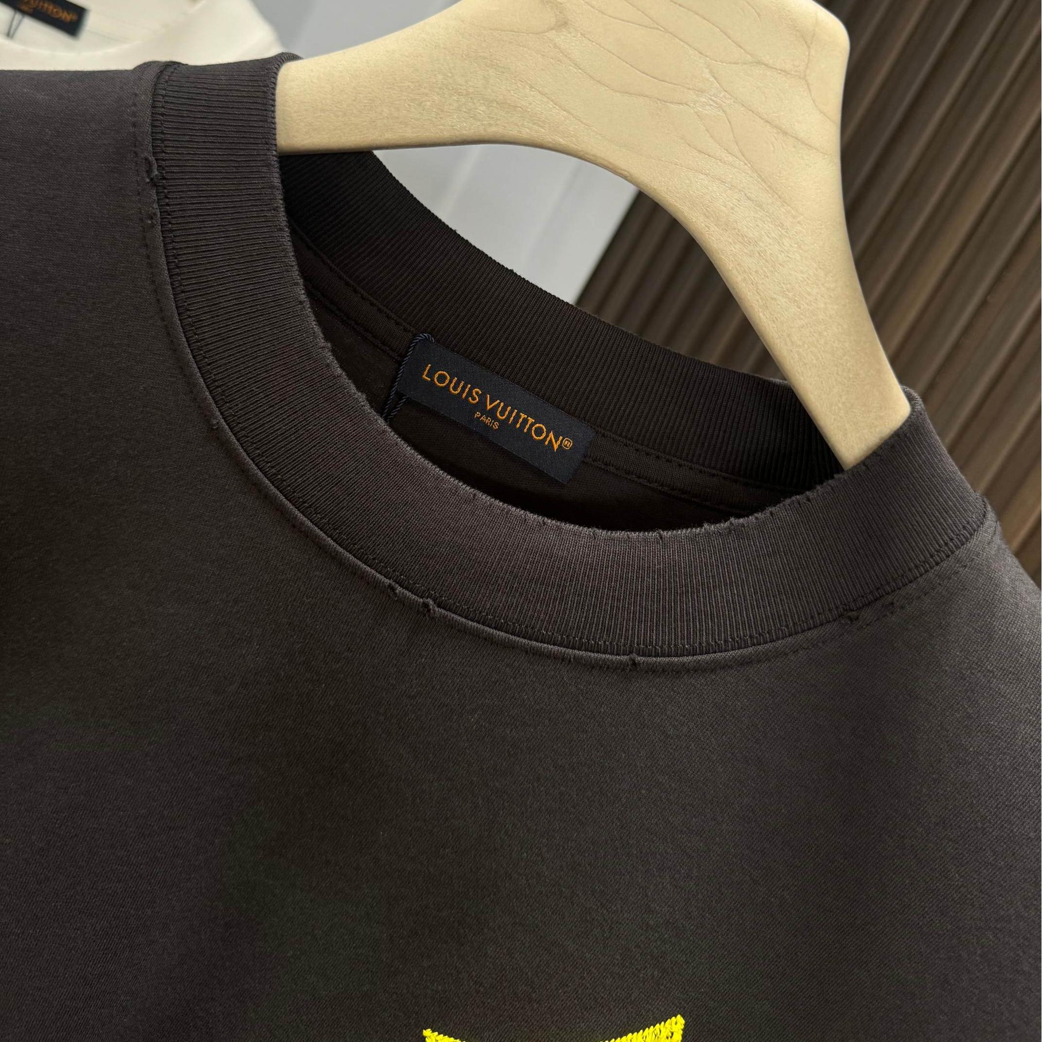 Embroidered round neck short-sleeved T-shirt