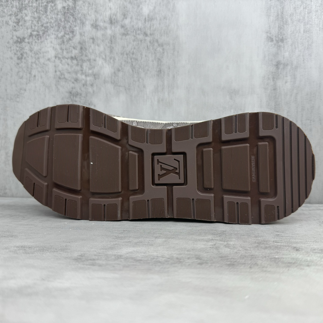 Embossed cowhide sneakers