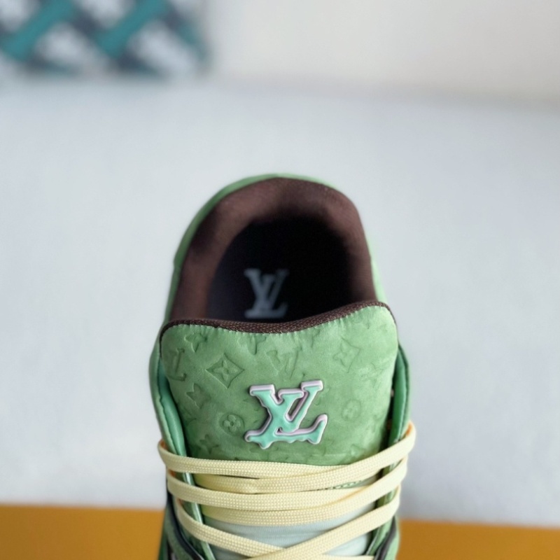 Green casual sneakers