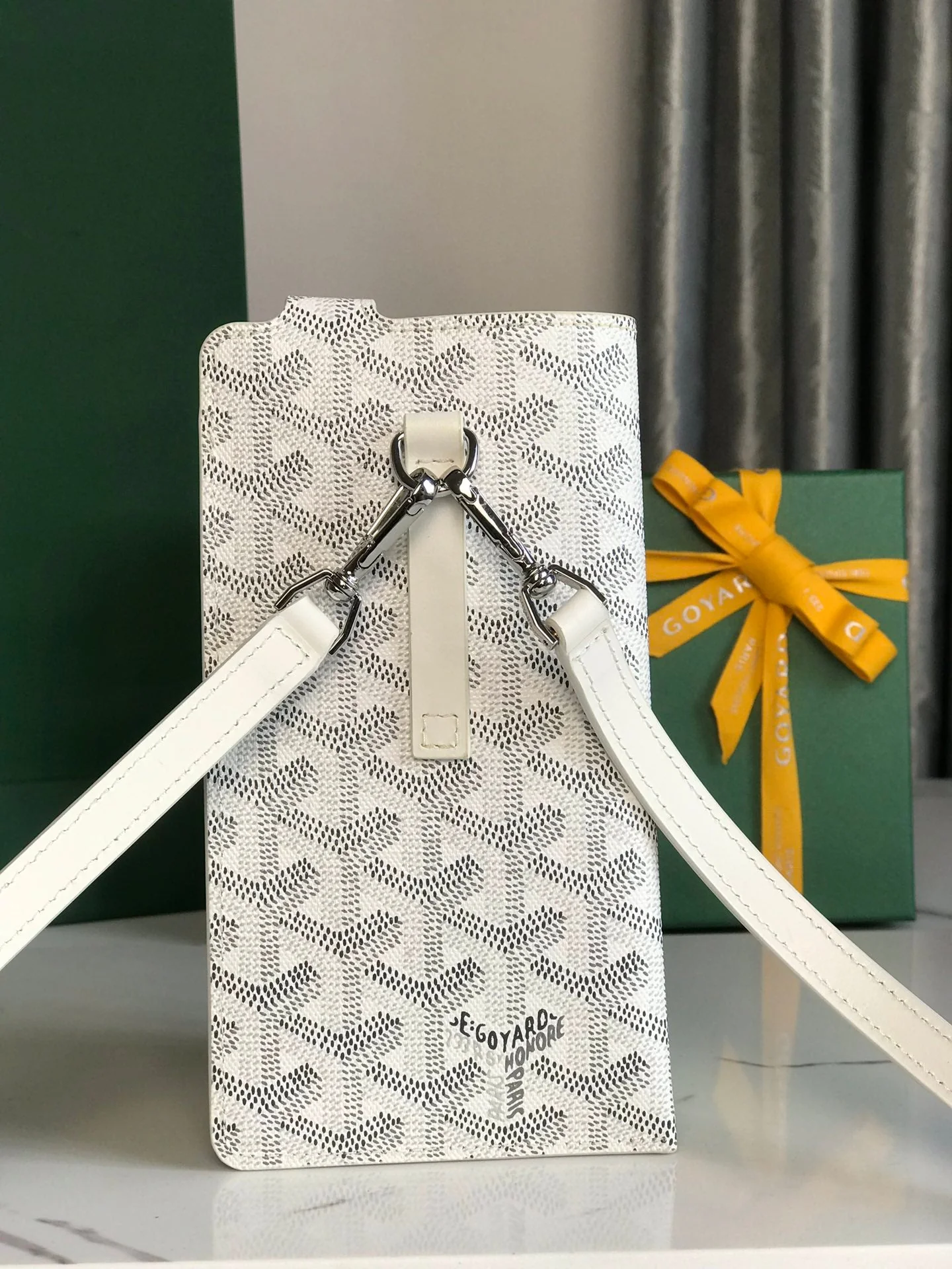 Gm Case 18 In White Canvas