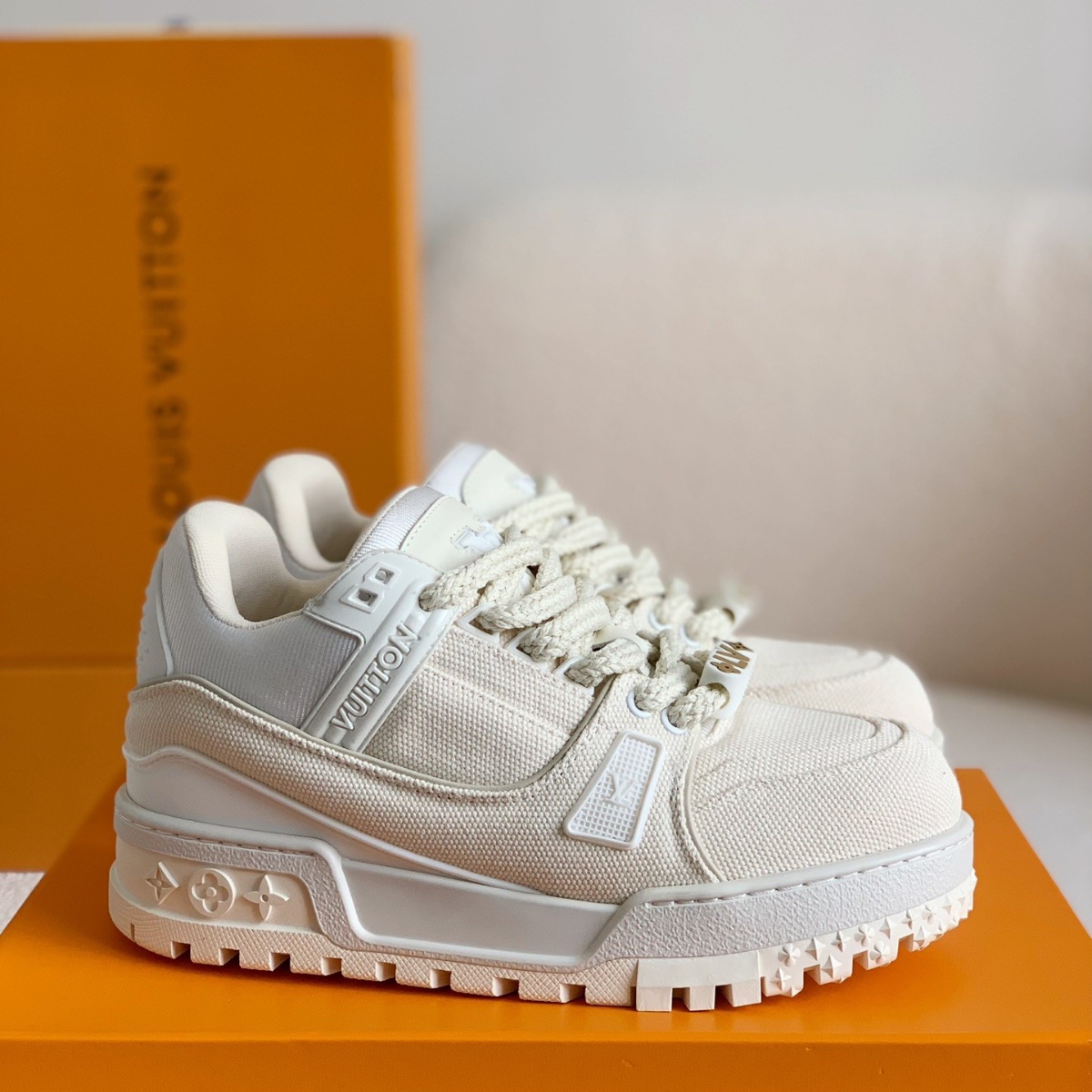 White training long sneakers