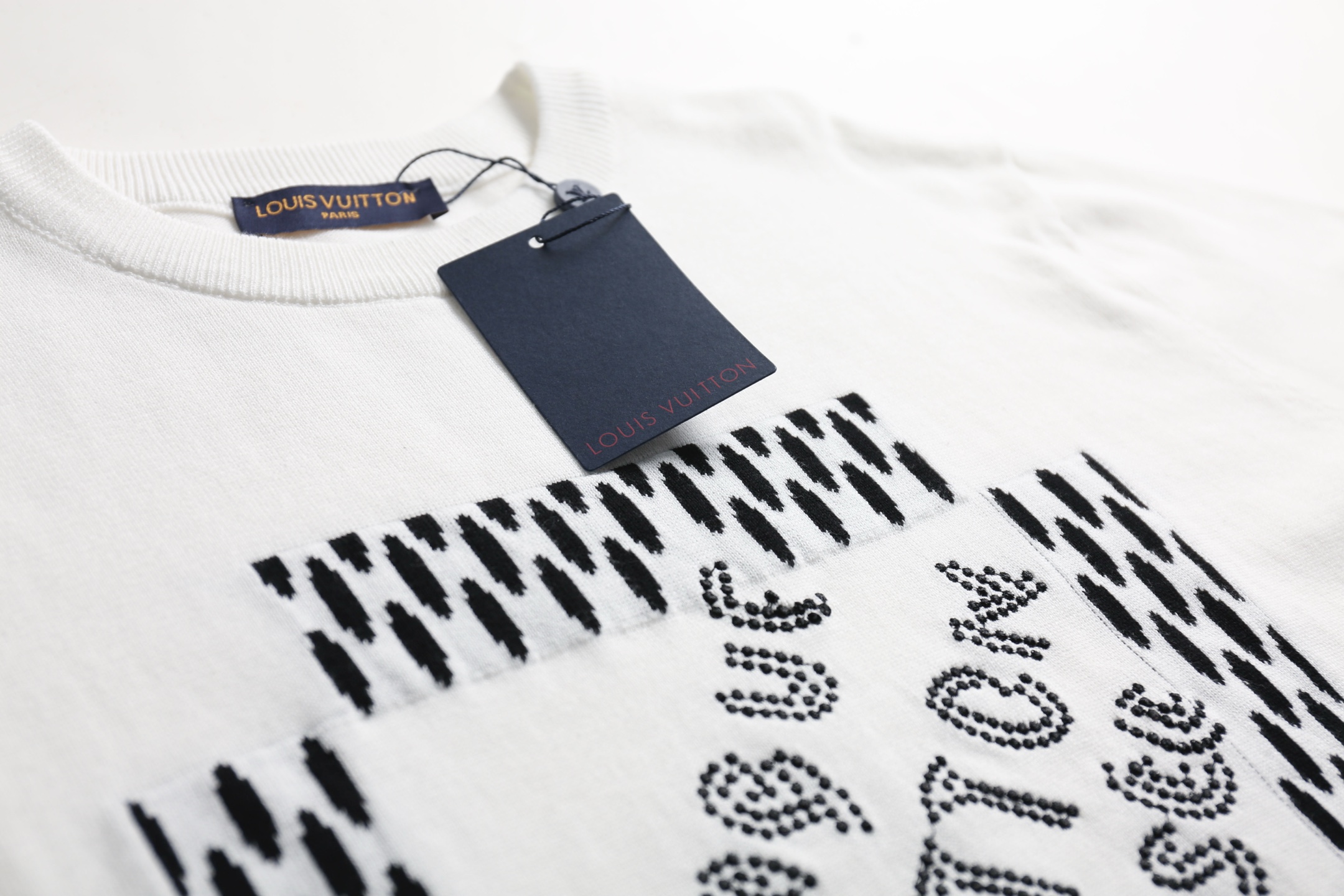 3D embroidered T-shirt