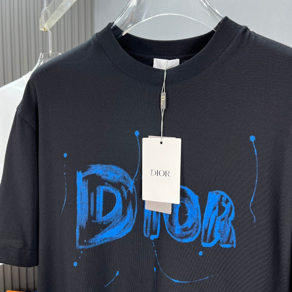 Latest short-sleeved round neck T-shirt