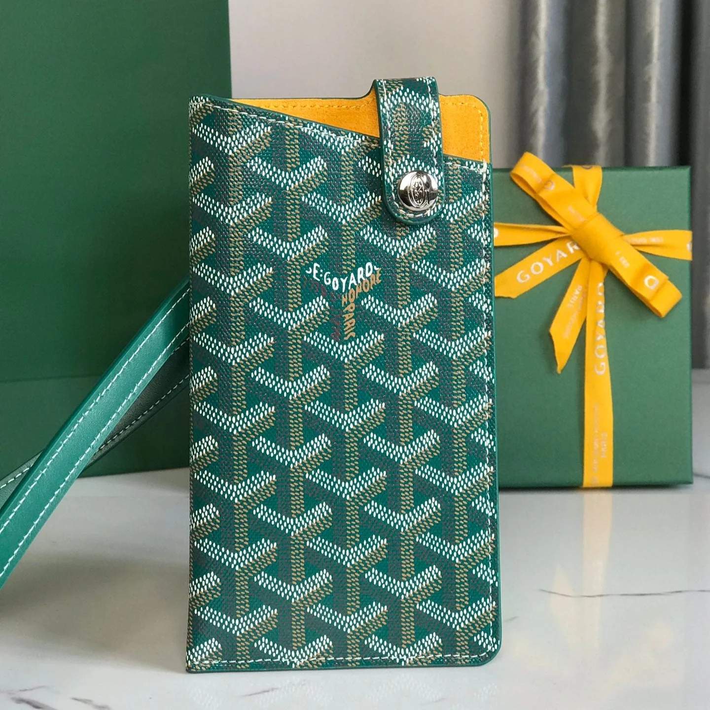 Gm Case 18 In Green Canvas