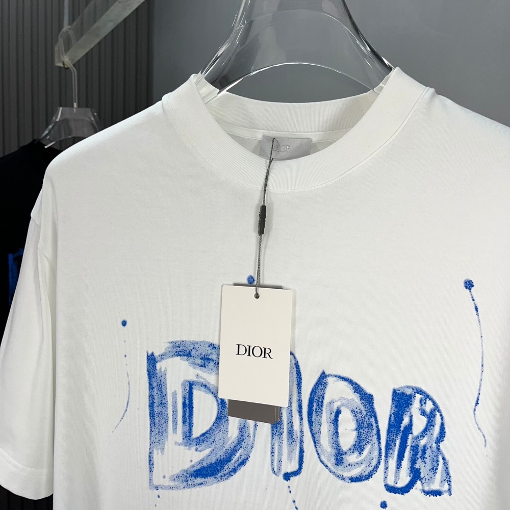 Latest short-sleeved round neck T-shirt