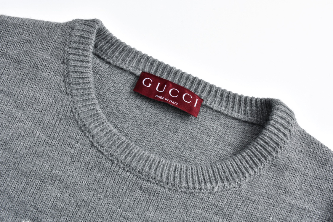 Guc 24FW intarsia lettering crew neck sweater