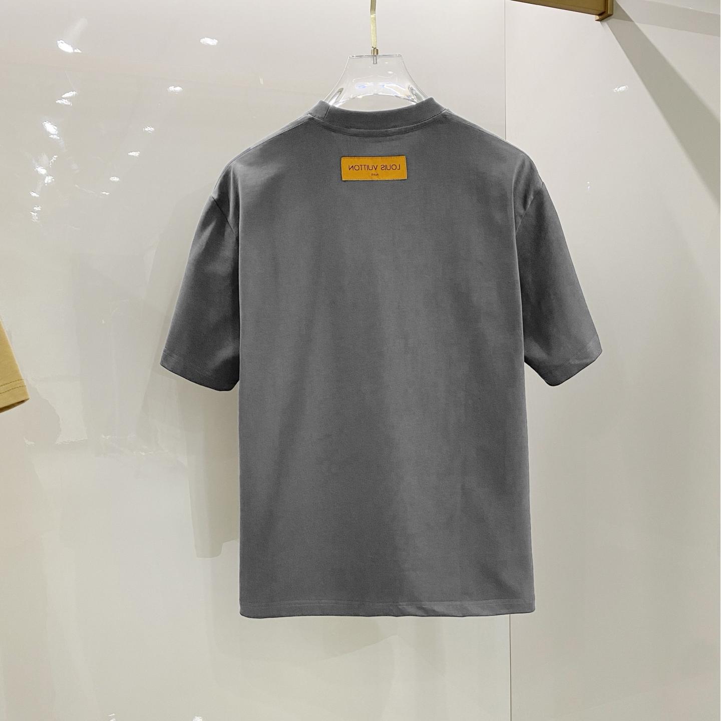 Embroidered patch graphic T-shirt