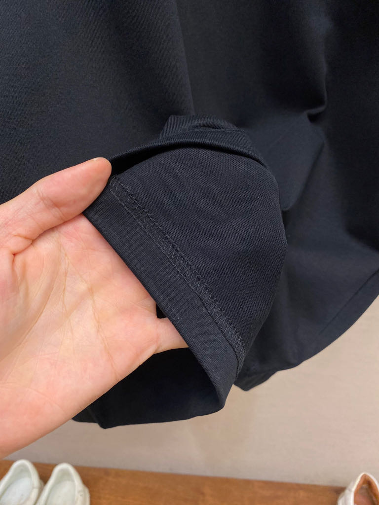 Monochrome wave stitching round neck T-shirt