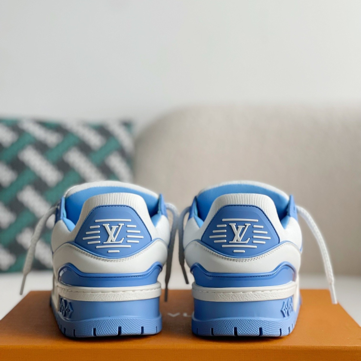 Blue casual sneakers