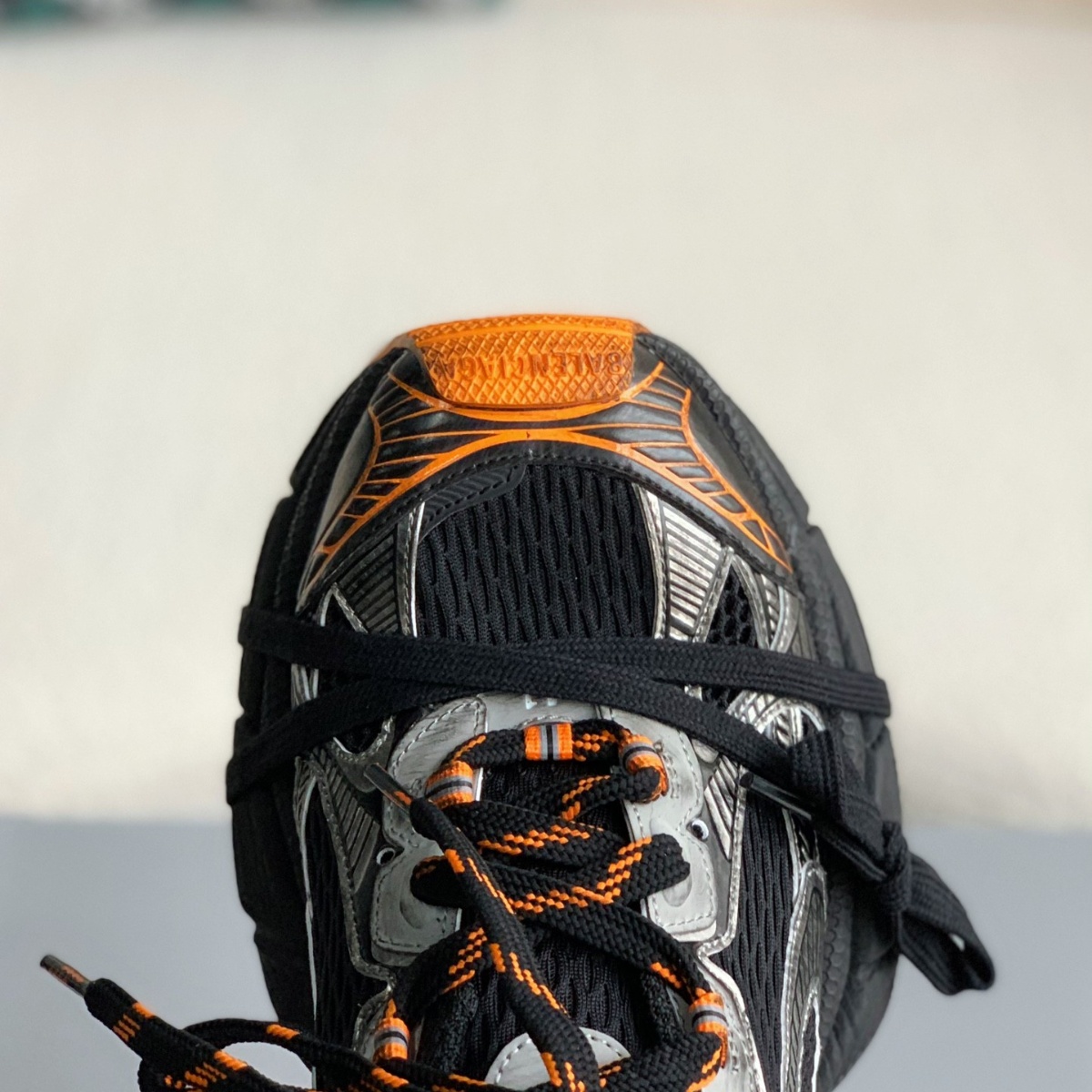 Sneaker 'Worn-Out - Black Orange'