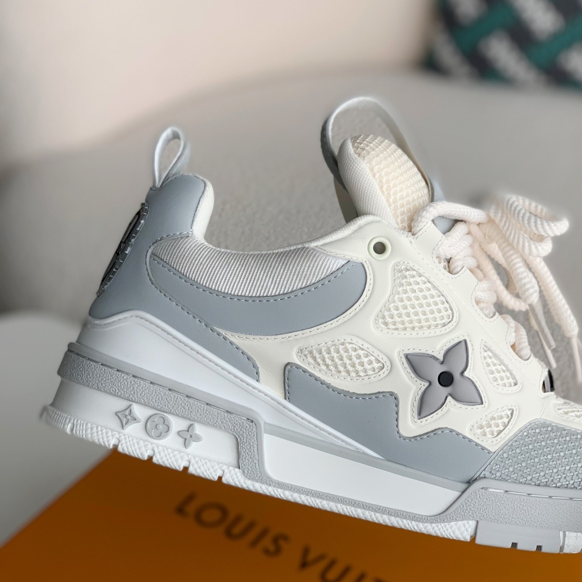 Monogram Trainer Hellgrauer Sneaker