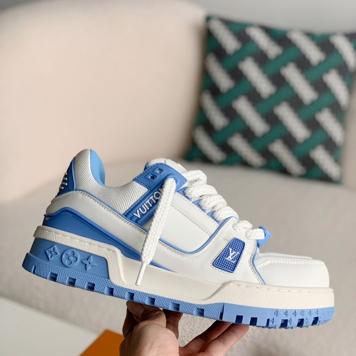 Blue casual sneakers