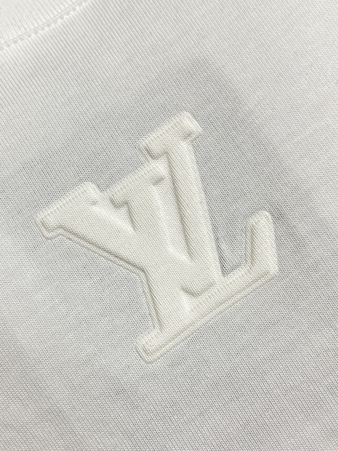 Embossed short-sleeved T-shirt