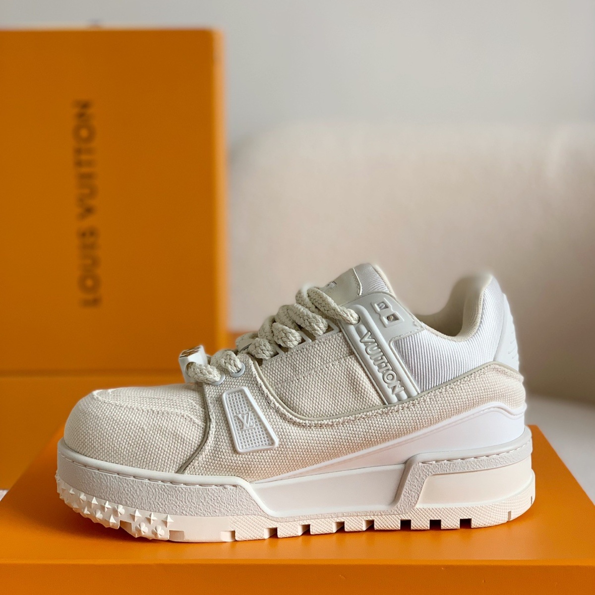 White training long sneakers