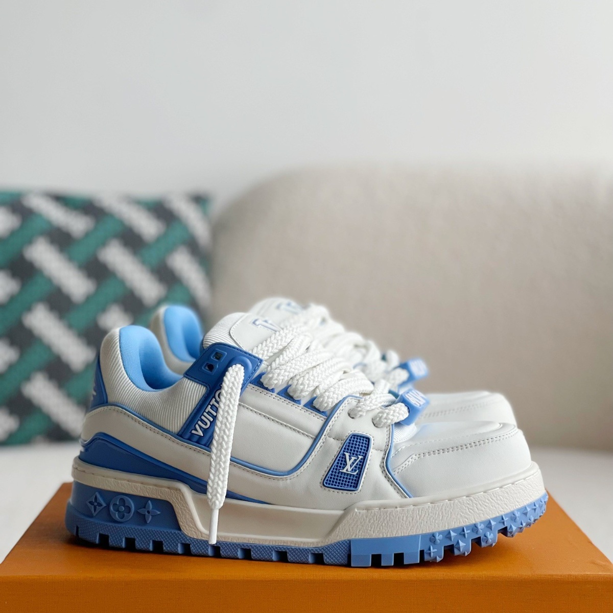 Blue casual sneakers