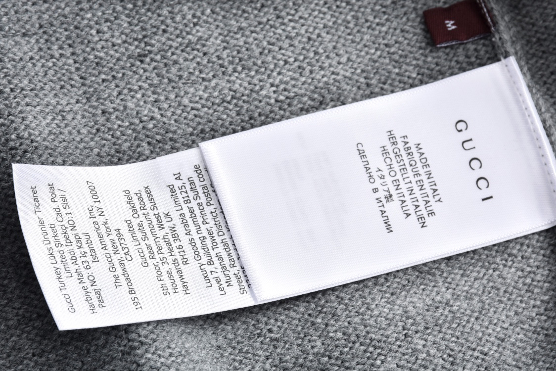 Guc 24FW intarsia lettering crew neck sweater