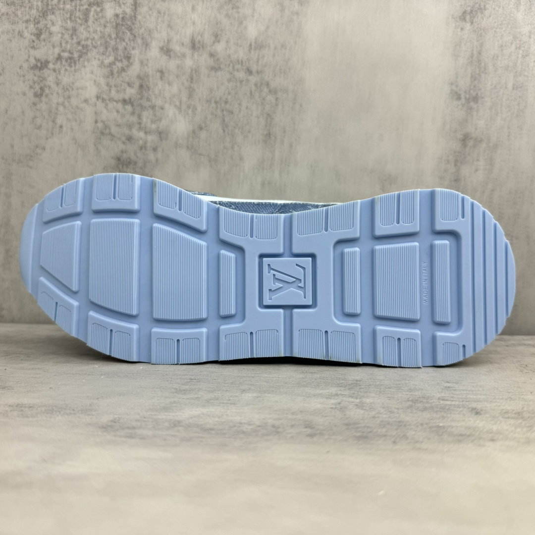 Embossed cowhide sneakers