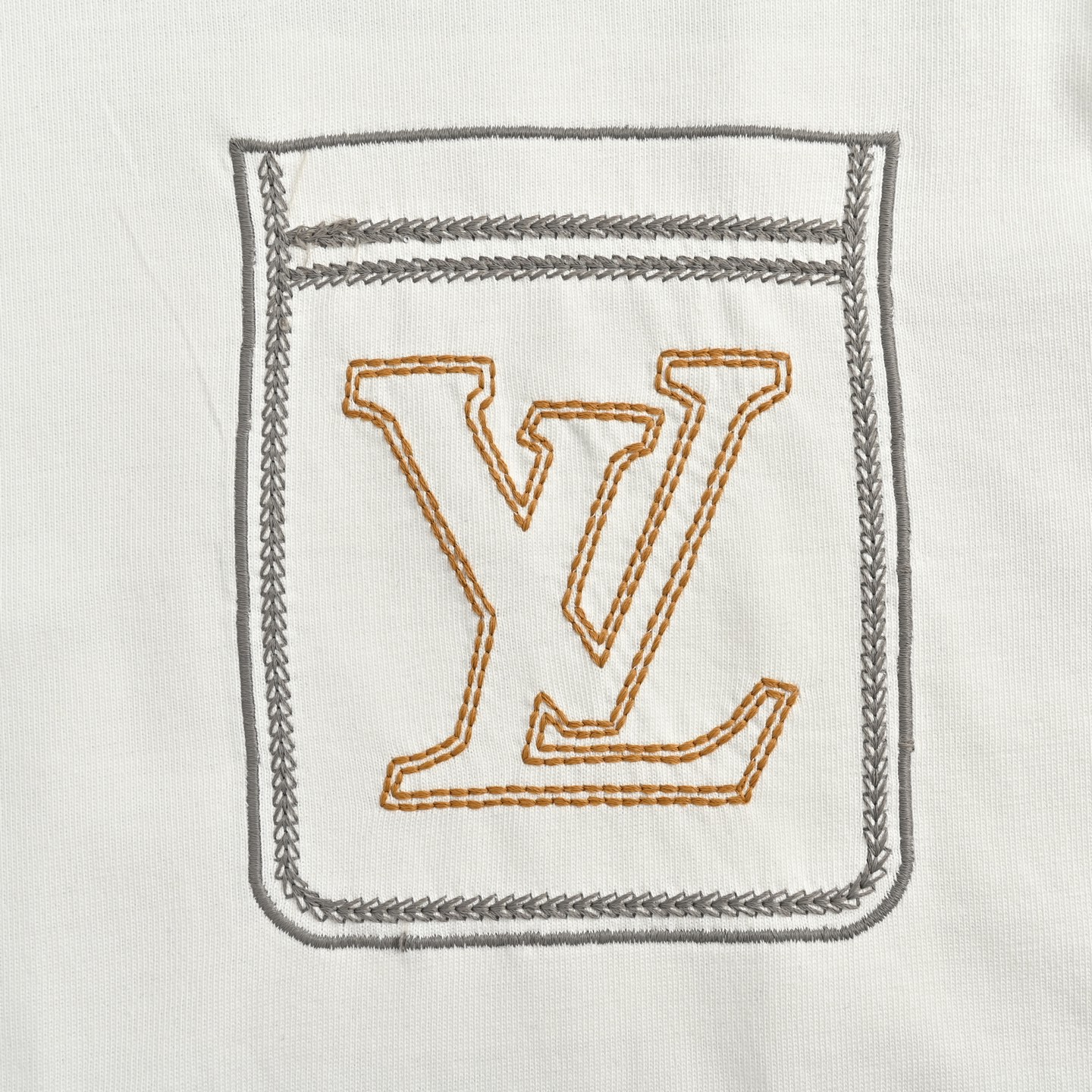 Line pocket embroidery T-shirt
