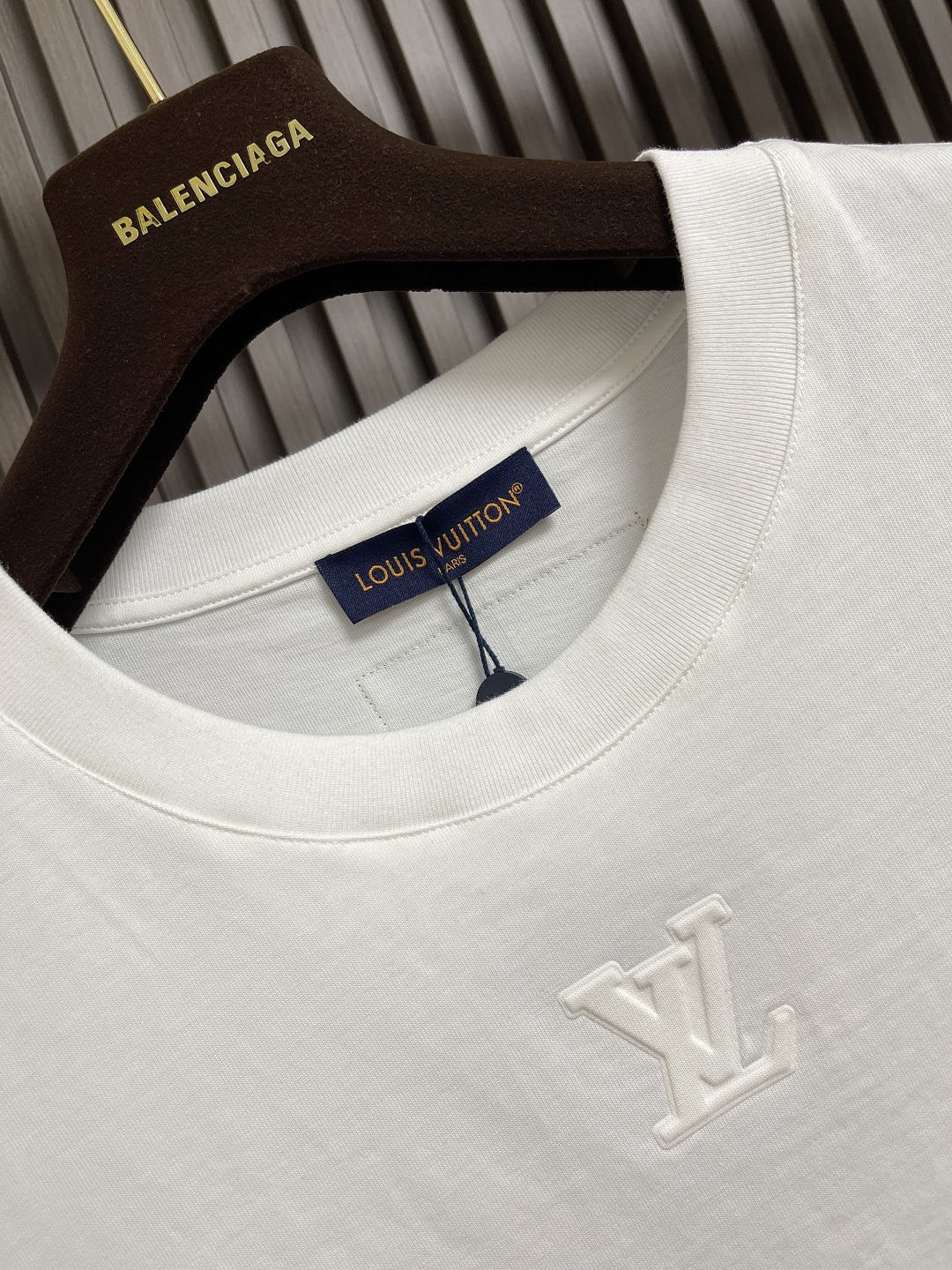 Embossed short-sleeved T-shirt