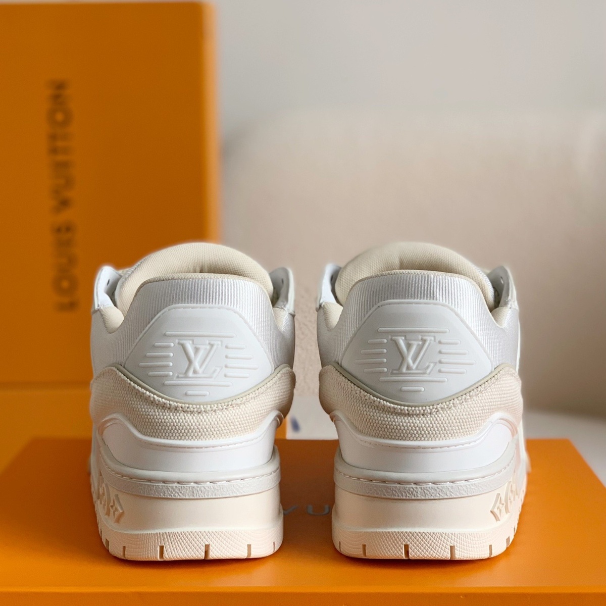 White training long sneakers