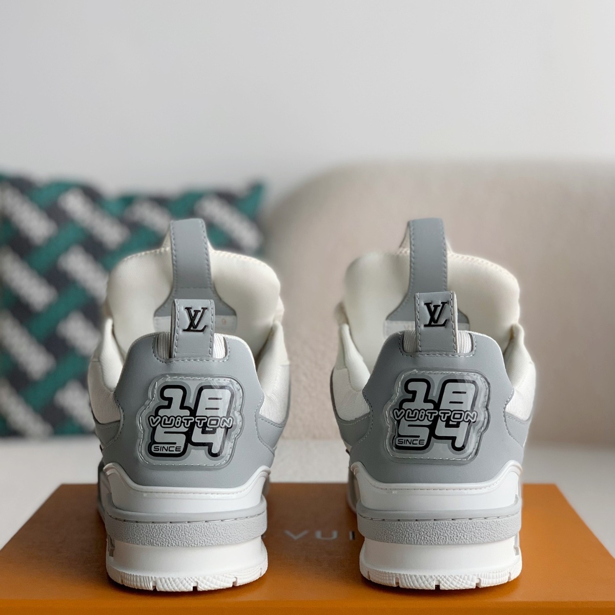 Monogram Trainer Hellgrauer Sneaker