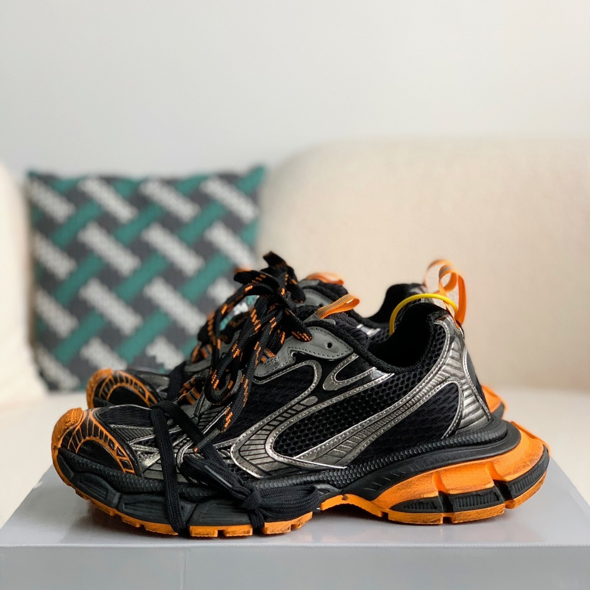 Sneaker 'Worn-Out - Black Orange'