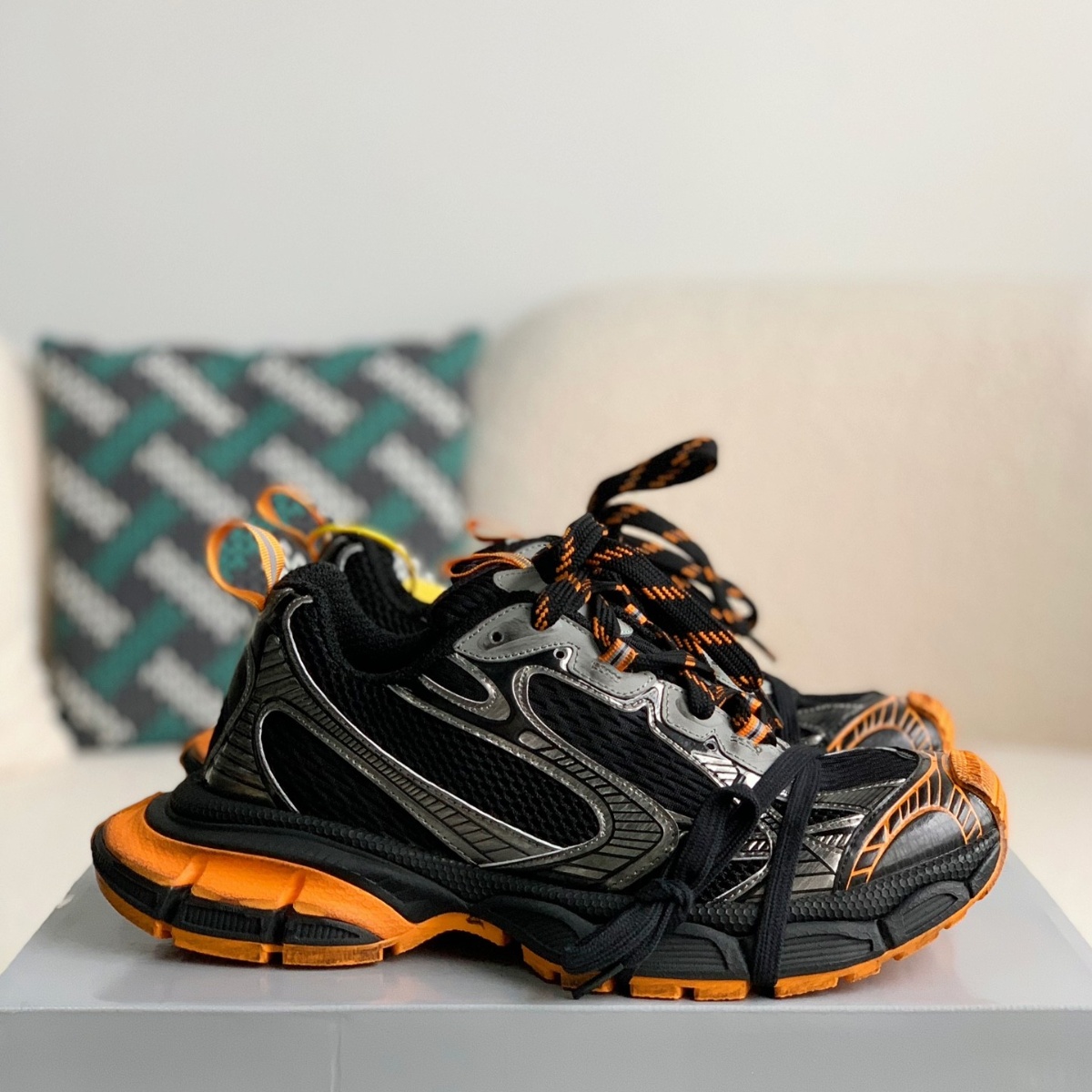 Sneaker 'Worn-Out - Black Orange'