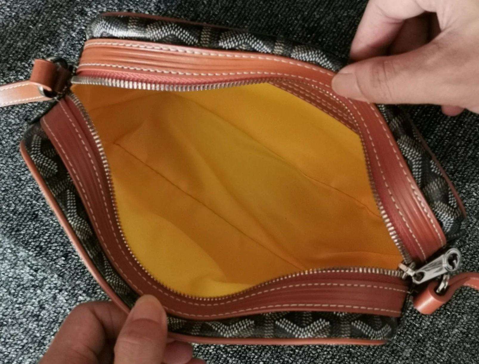 Cap-Vert Pm Bag 23cm Black Tan