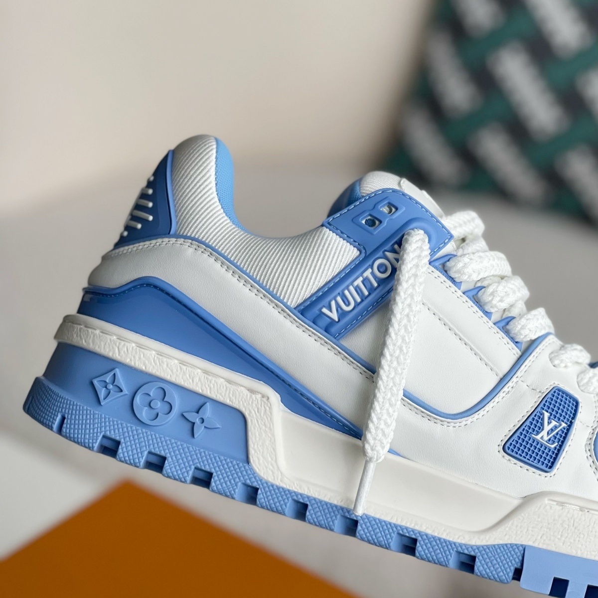 Blue casual sneakers