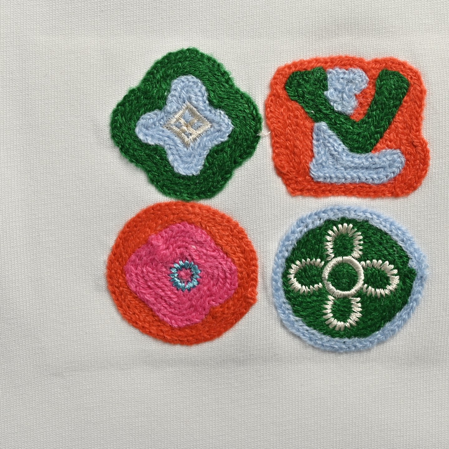 Embroidered badge short-sleeved T-shirt