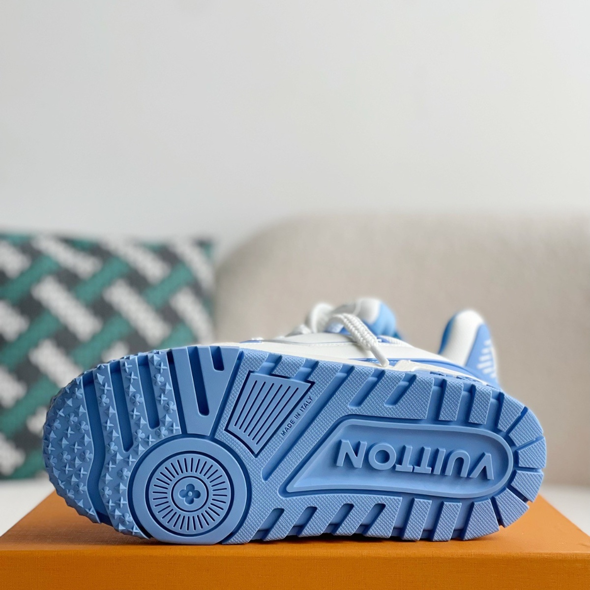 Blue casual sneakers