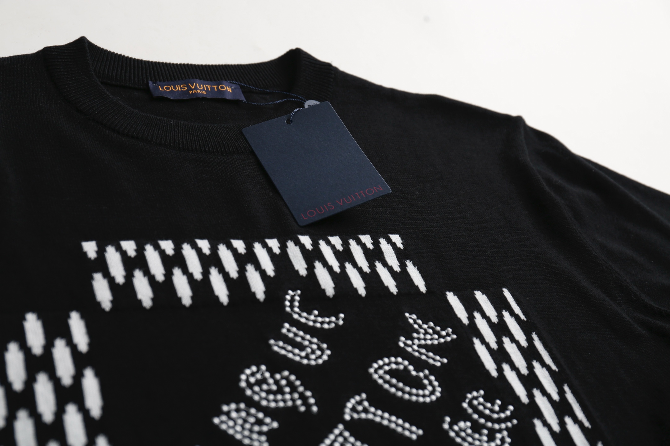 3D embroidered T-shirt