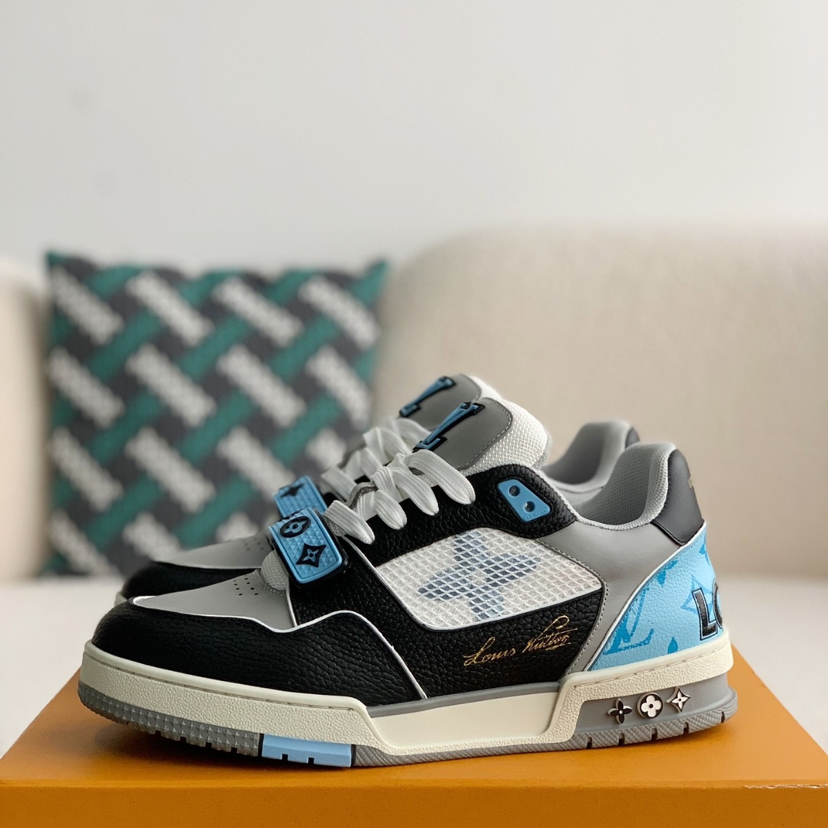 Trainer Black Blue Monogram Flower