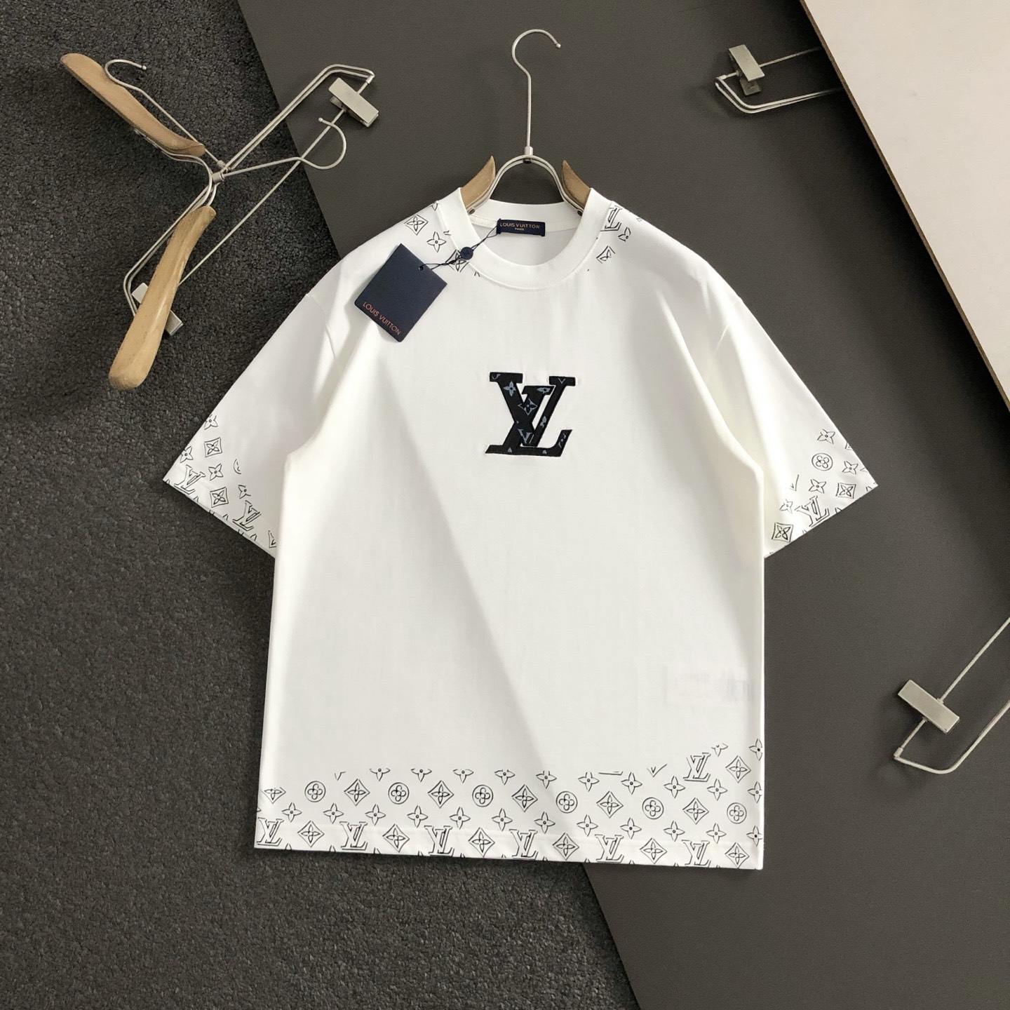 Latest leather embroidery short-sleeved T-shirt