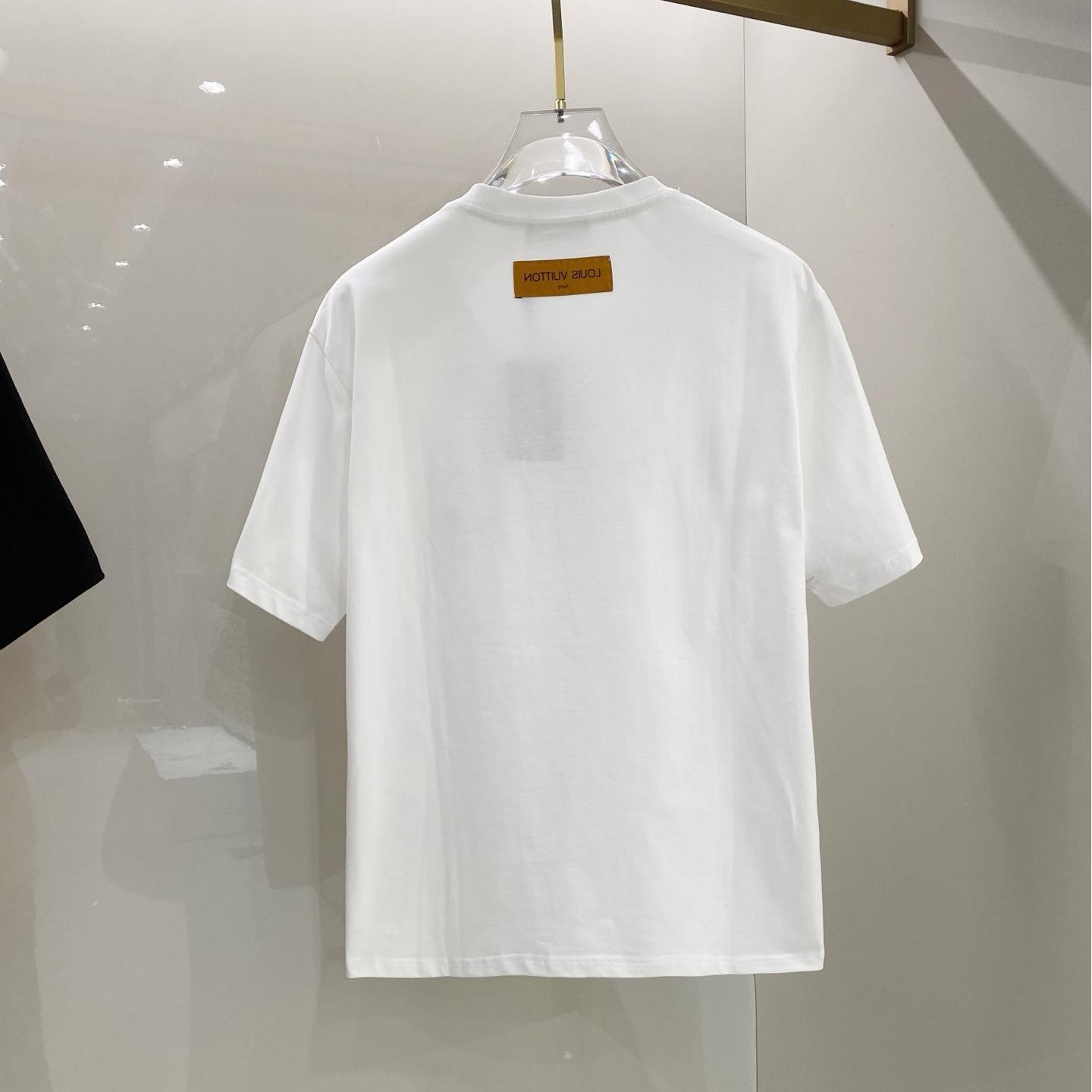 Embroidered patch graphic T-shirt