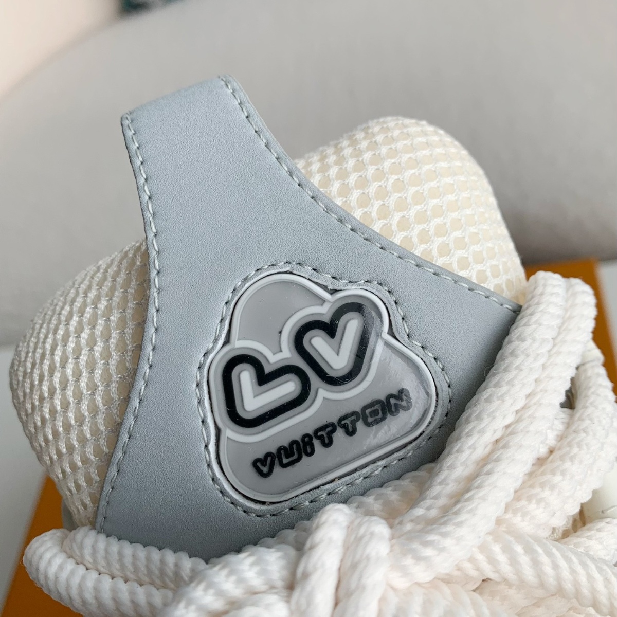 Monogram Trainer Hellgrauer Sneaker