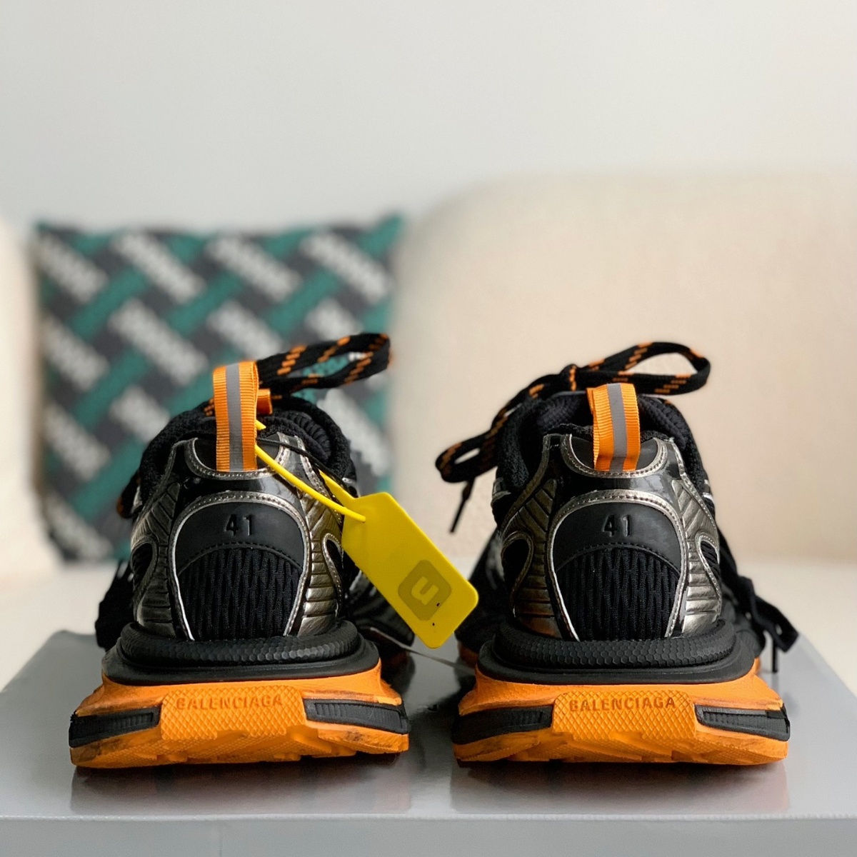 Sneaker 'Worn-Out - Black Orange'