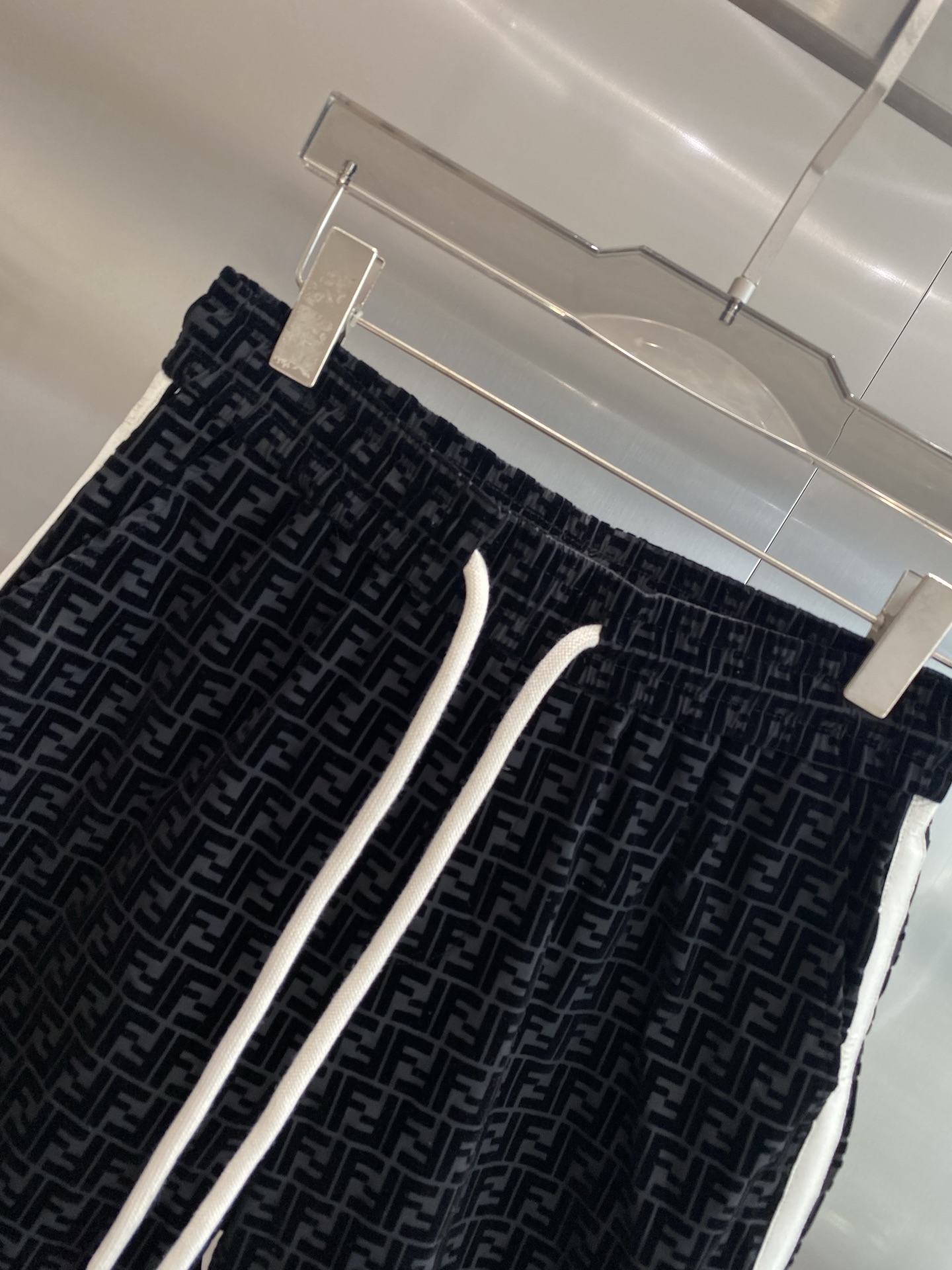 Side white stripe shorts