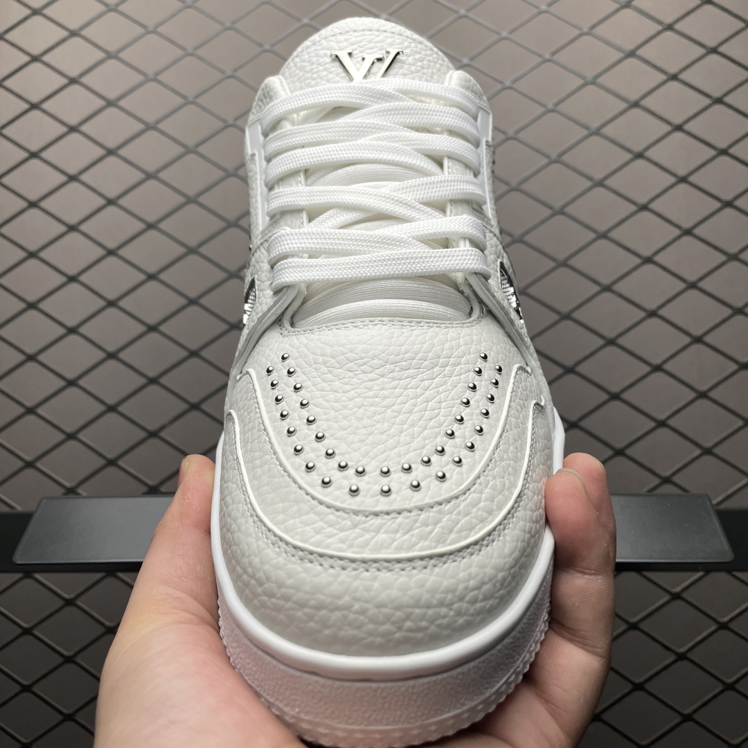 Low-top casual sneakers