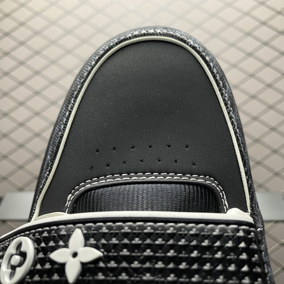 Low-top casual sneakers