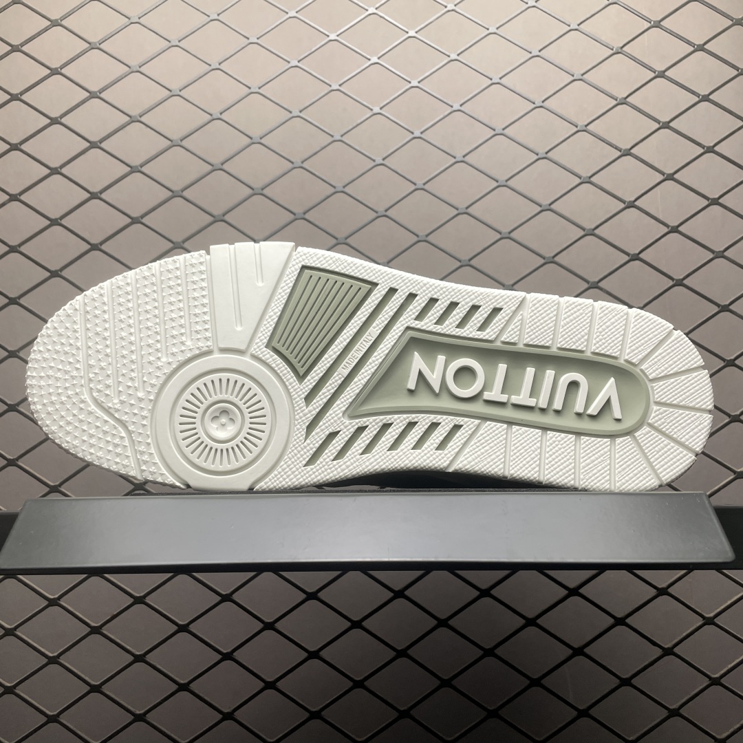 Low-top casual sneakers