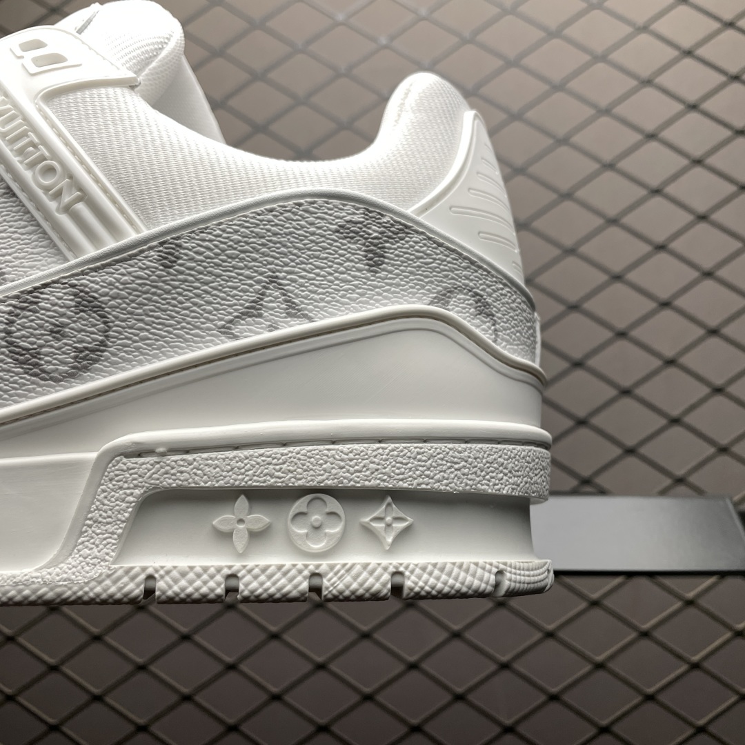 Low-top casual sneakers